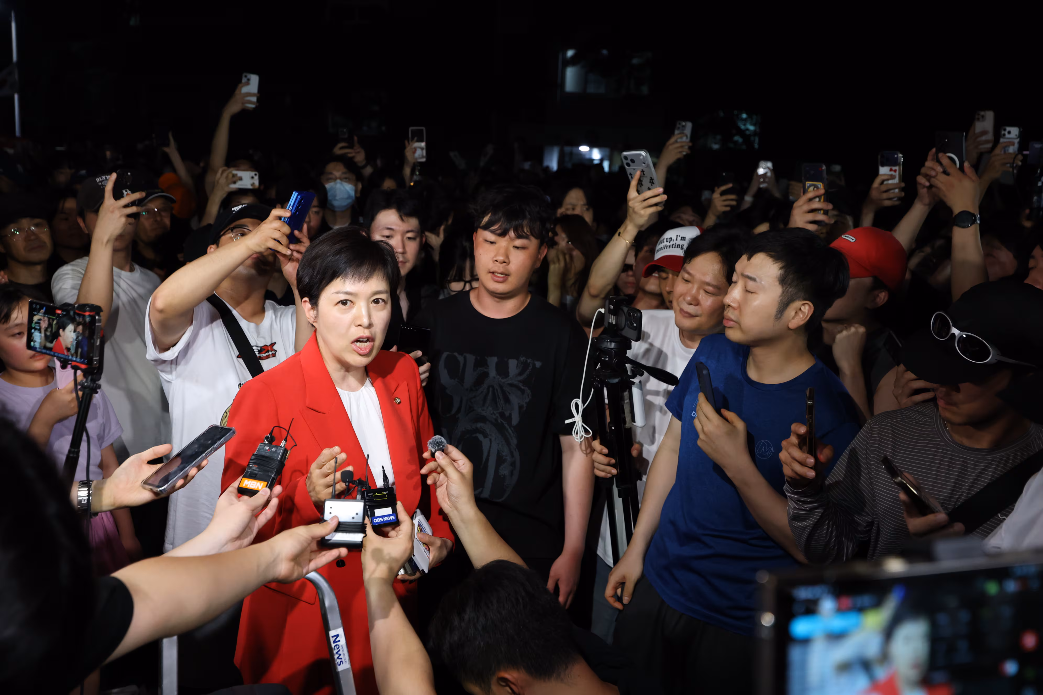 김은혜 국민의힘 의원이 4일 새벽 제9회 전국동시지방선거 및 국회의원 재·보궐선거 본투표일에 투표용지 부족으로 투표 시간이 오후 10시까지 연장됐던 서울 송파구 잠실7동 제2투표소를 찾아 입장을 밝히고 있다./뉴스1
