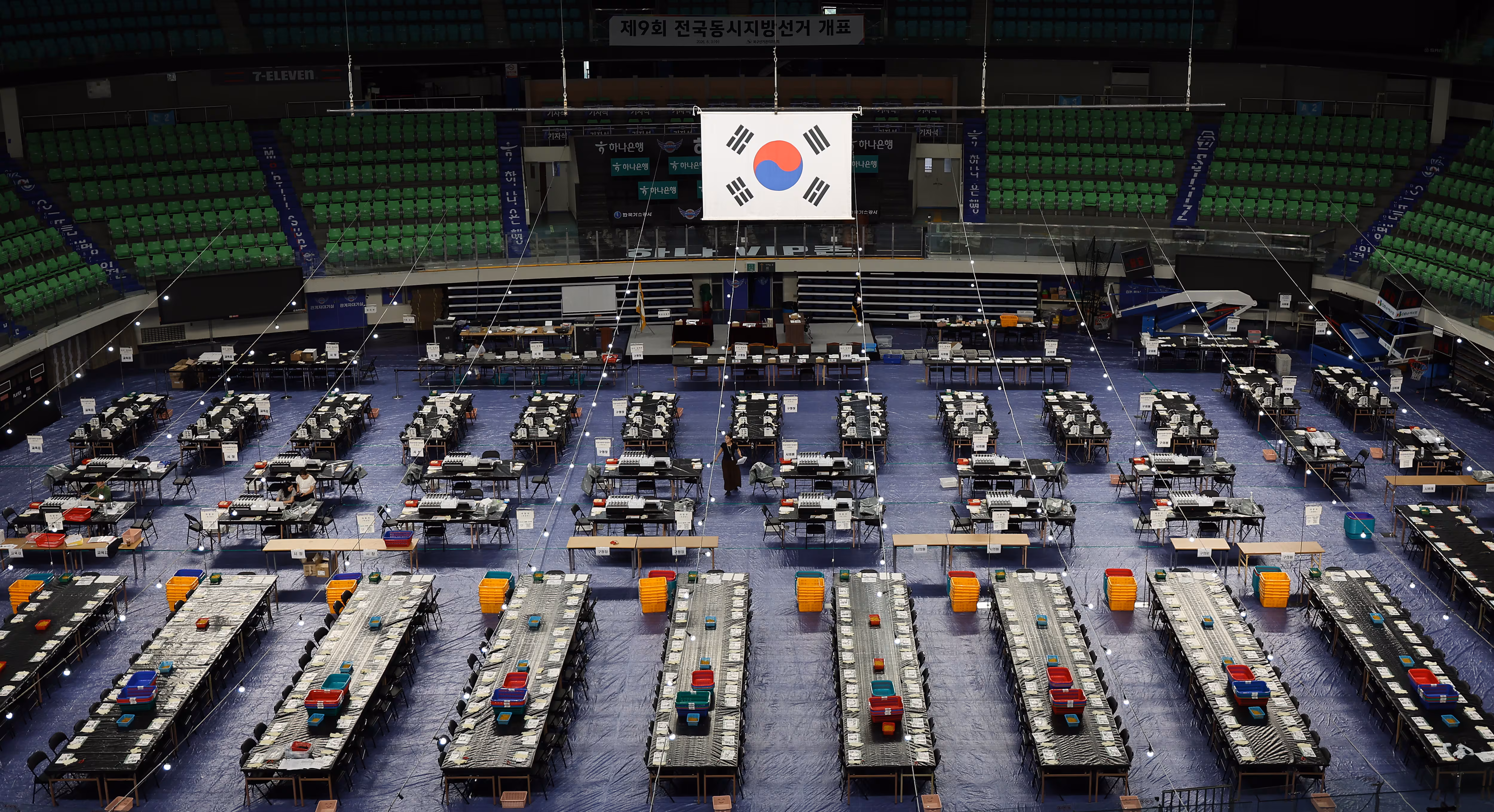 1일 대구 북구 대구체육관에 설치된 개표소에서 선관위 관계자들이 6·3 지방선거를 이틀 앞두고 마지막 점검을 하고 있다./연합뉴스