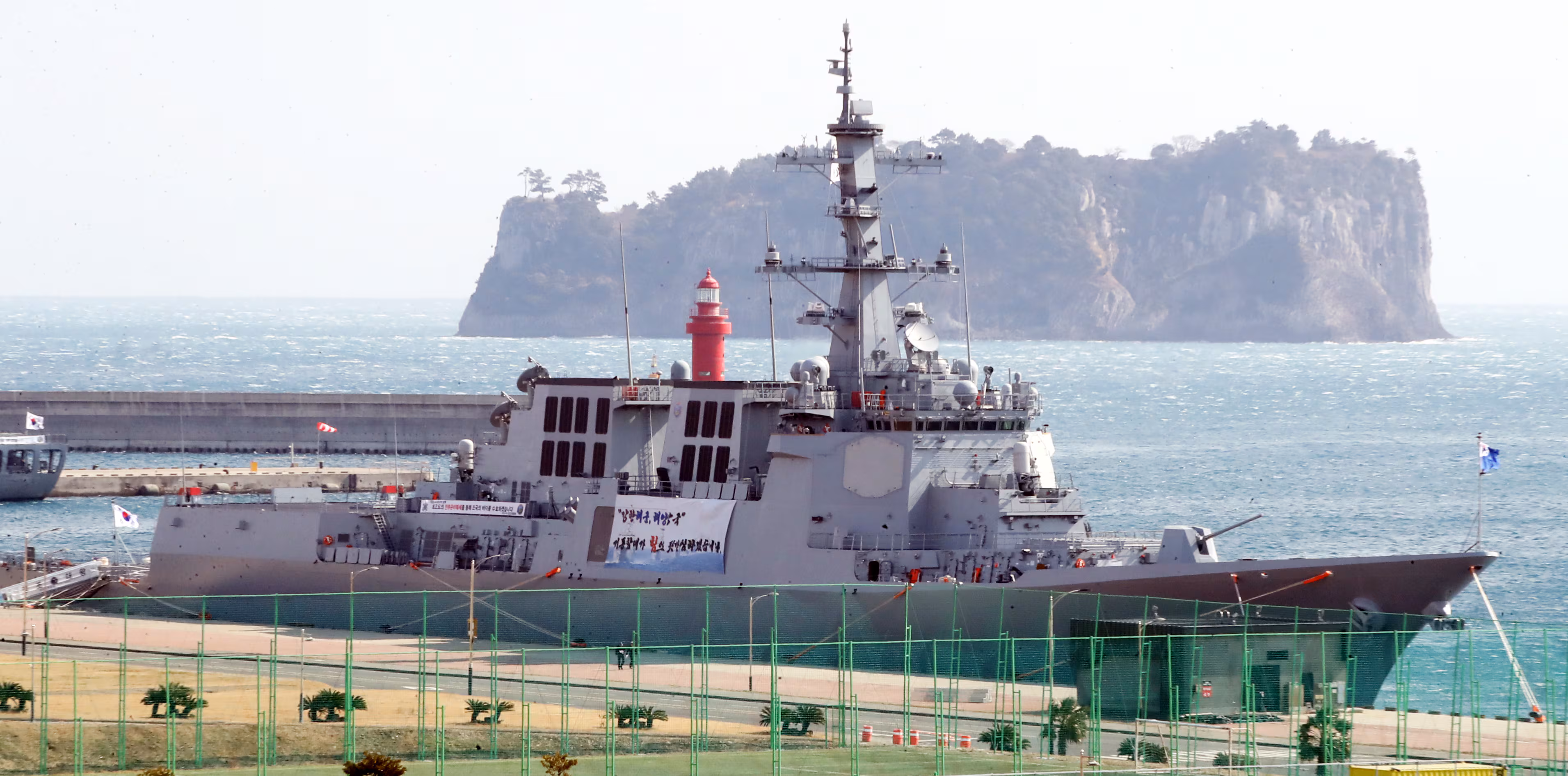 작년 2월 모항인 제주 서귀포시 강정동 제주해군기지에 정박한 해군의 최신예 이지스 구축함 정조대왕함(8200톤급). /뉴스1