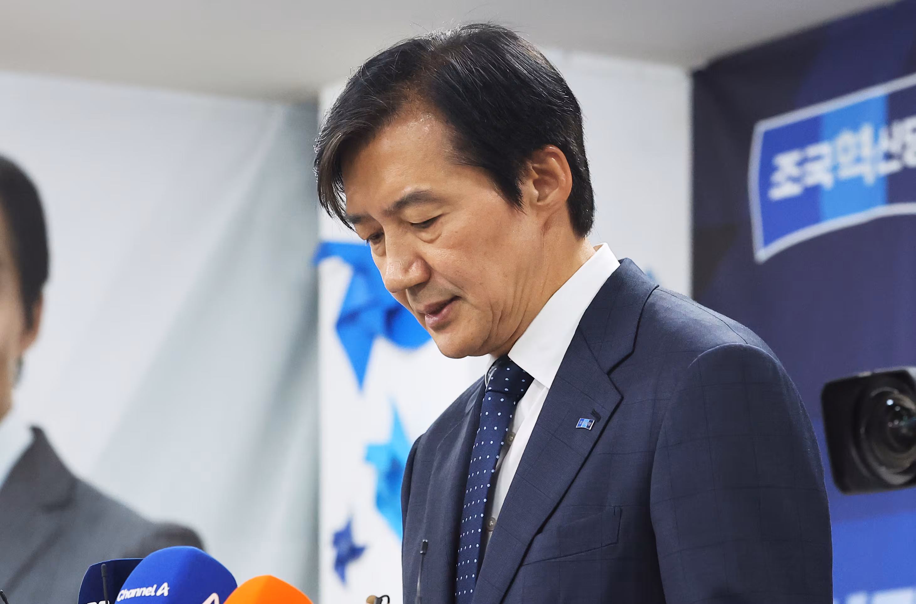 경기 평택을 국회의원 재선거에 출마한 조국혁신당 조국 후보가 4일 경기 평택시 선거사무소에서 선거 패배를 인정하고 있다../뉴스1