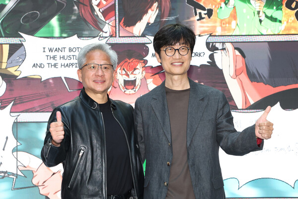 젠슨 황 엔비디아 최고경영자(CEO)와 이해진 네이버 이사회 의장이 6월 8일 경기 성남시 분당구 네이버 사옥 1784에서 열린 환영 행사에서 기념촬영을 하고 있다. / 뉴스1