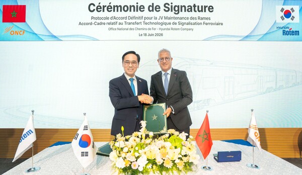 이용배 현대로템 대표(왼쪽)와 모하메드 라비 클리 모로코 철도청장이 6월 18일(현지시간) 모로코 라바트에서 전동차 유지·보수 사업에 대한 계약식을 진행한 뒤 기념 촬영하고 있다. / 현대로템