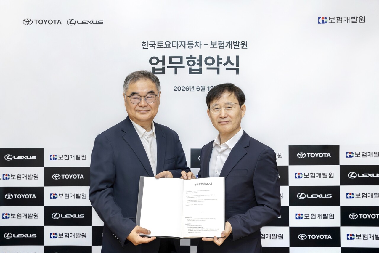 콘야마 마나부 한국도요타자동차 사장(왼쪽)과 박진호 보험개발원 부원장. / 한국도요타자동차
