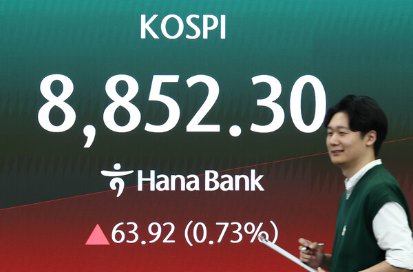 코스피가 전 거래일(8788.38)보다 94.81(1.08%) 상승한 8883.19에 출발한 2일 오전 서울 중구 하나은행 본점 딜링룸 전광판에 코스피 지수가 나오고 있다. /뉴스1