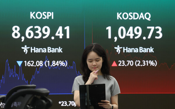 코스피가 하락 마감한 4일 서울 중구 하나은행 딜링룸 현황판에 전장대비 162.08(1.84%) 하락한 8639.41을 나타내고 있다. 이날 코스닥은 23.7(2.31%) 상승하며 1049.73에 장을 마쳤다. /뉴스1