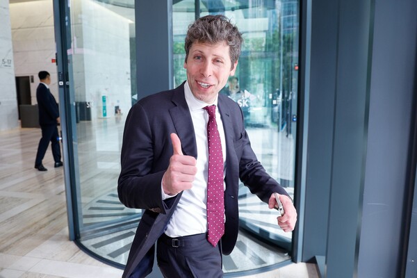 샘 올트먼(Sam Altman) 오픈 AI CEO가 지난해 10월 서울 종로구 SK서린빌딩에서 최태원 SK그룹 회장과 회동을 마친 뒤 차량으로 향하며 취재진 질문에 엄지 손가락을 치켜들고 있다. /뉴스1