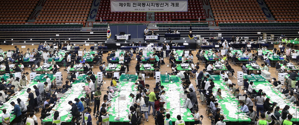 제9회 전국동시지방선거 및 국회의원 재·보궐선거일인 3일 부산 동래구 사직실내체육관에 마련된 개표소에서 개표사무원들이 투표지 분류 작업을 하고 있다./뉴스1