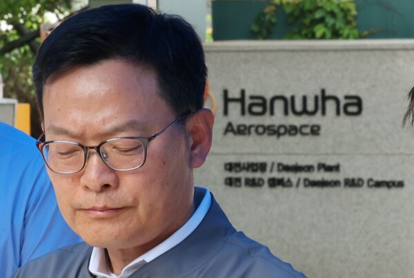 손재일 한화에어로스페이스 대표가 6월 1일 대전 유성구 한화에어로스페이스 대전사업장에서 발생한 폭발 사고와 관련한 브리핑을 갖고 고개를 숙이고 있다. / 뉴스1