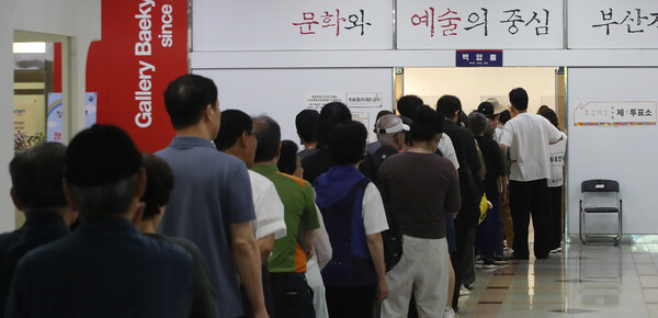 제9회 전국동시지방선거 및 국회의원 재·보궐선거일인 3일 부산 부산진구청에 마련된 부암제1동제4투표소에서 유권자들이 투표를 하기 위해 줄을 서 있다.