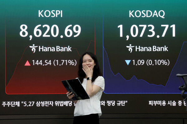 1일 오전 서울 중구 하나은행 본점 딜링룸 현황판에 전장대비 144.54포인트(1.71%) 상승한 8,620.69를 나타내고 있다. / 뉴스1