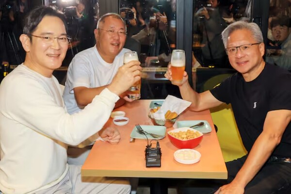 젠슨 황 엔비디아 최고경영자(CEO)가 지난해 11월 30일 오후 서울 강남구 삼성역 인근 깐부치킨 매장에서 이재용 삼성전자 회장, 정의선 현대차그룹 회장과 치킨 회동을 하고 있다. / 뉴스1