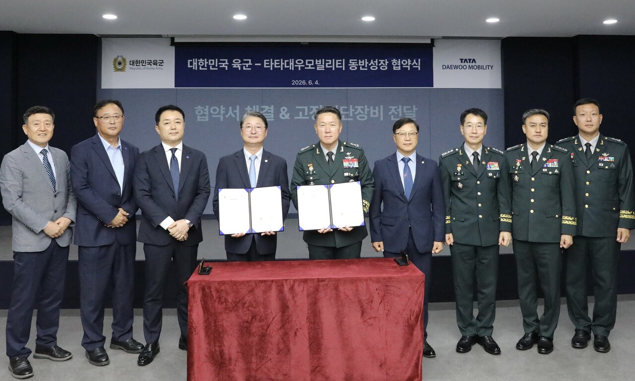 김태성 타타대우모빌리티 사장(가운데 왼쪽)과 하헌철 육군본부 군수참모부장. / 타타대우모빌리티