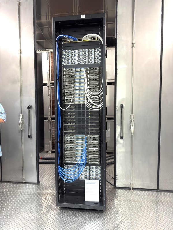 에이수스의 GB200 NVL72 시스템 / 에이수스