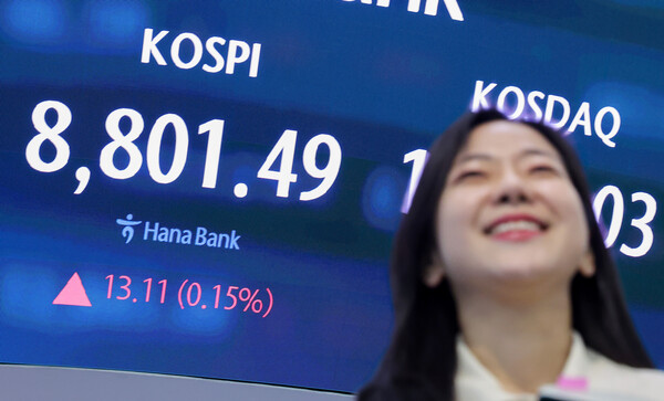 코스피 지수가 8800선을 돌파하며 최고치를 경신한 2일 서울 중구 하나은행 본점 딜링룸 전광판에 종가가 나오고 있다. / 뉴스1