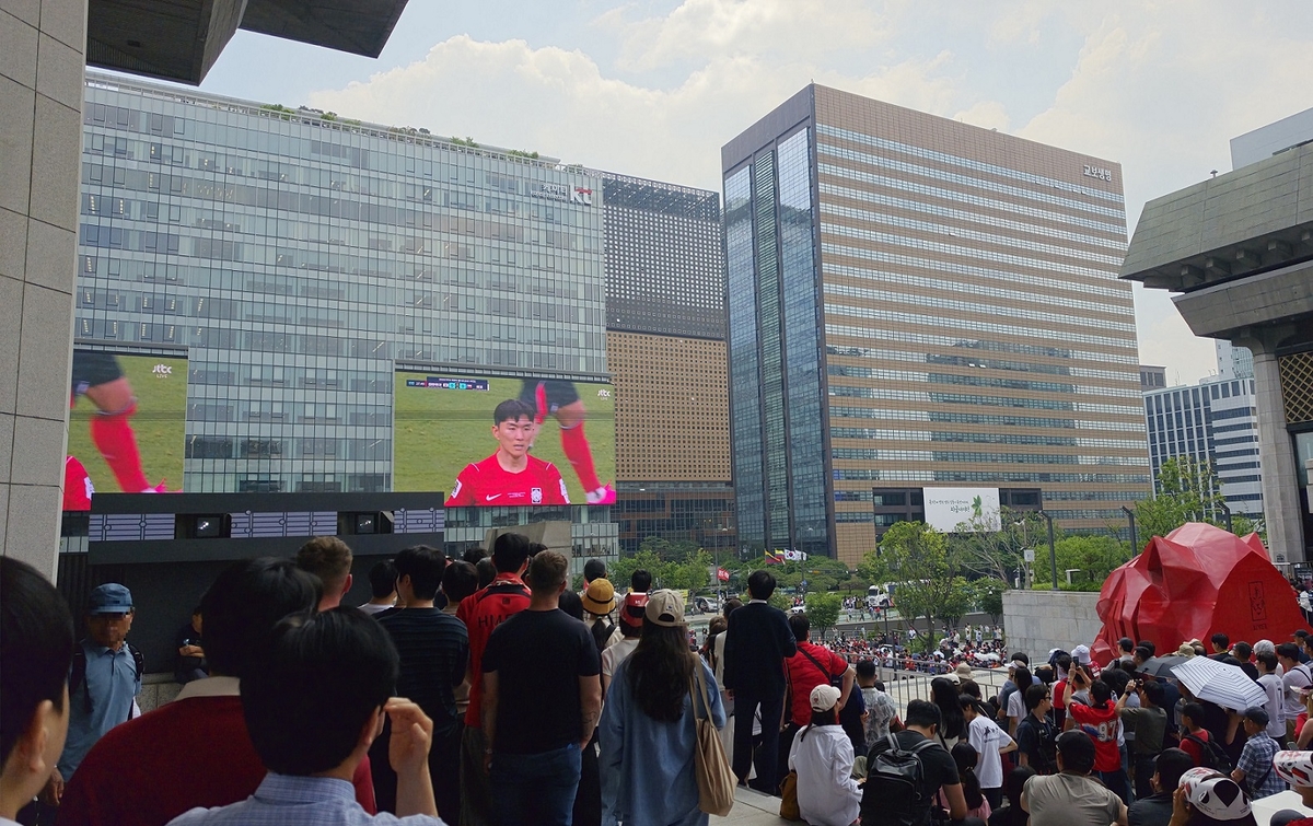 지난 12일 광화문스퀘어 내 KT WEST 전광판에 한국 대표팀 경기가 송출되고 있다. 종로구청 제공