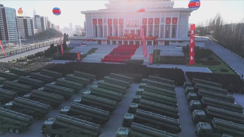 김정은 국무위원장이 지난 2월 18일 평양에서 한반도 전역을 사정권으로 둔  '600㎜대구경방사포 증정식'을 갖고 있다. 이 미사일은 전술 핵탄두를 탑재할 수 있다고 북한은 주장해왔다.  조선중앙TV 갈무리
