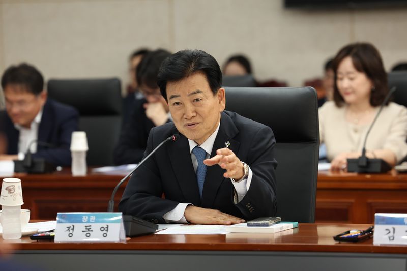 정동영 통일부 장관이 지난 17일 남북회담본부 회담장에서 '한반도 평화전략 자문단' 제4차 회의를 갖고 있다. 통일부 제공