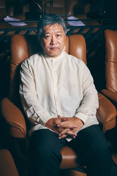 고레에다 히로카즈 감독이 영화 ‘상자 속의 양’으로 관객을 찾는다. / NEW