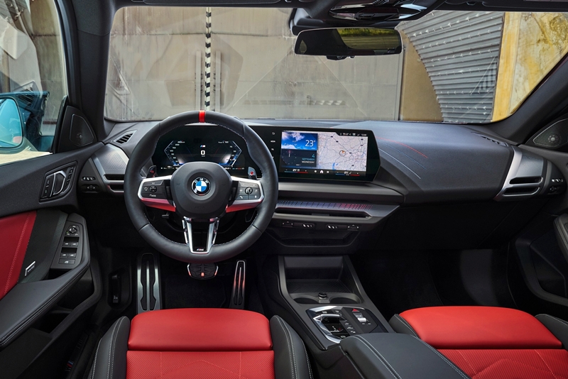 BMW M235 x드라이브 그란쿠페 실내 1열. 센터디스플레이 아래 송풍구 주변에는 다른 조작버튼이 없어 깔끔한 인테리어가 인상적이다. / BMW코리아