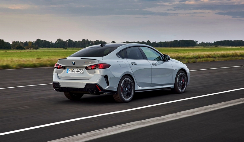 BMW M235 x드라이브 그란쿠페 후면은 앞모습과 달리 공격적이고 와일드한 분위기가 강조됐다. / BMW코리아
