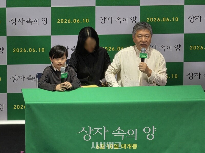 ‘상자 속의 양’ 홍보를 위해 한국을 찾은 쿠와키 리무(왼쪽)와 고레에다 히로카즈 감독. / 시사위크 DB