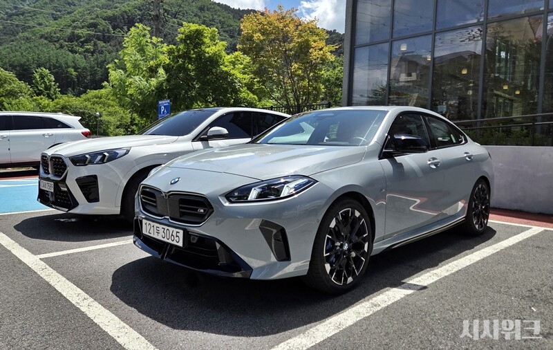 BMW M235 x드라이브 그란쿠페는 앞모습이 다른 BMW 모델들과 달리 순하게 생겼다. / 가평=제갈민 기자
