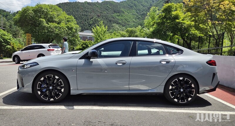 BMW M235 x드라이브 그란쿠페 측면은 쿠페형 디자인이 잘 드러난다. / 가평=제갈민 기자