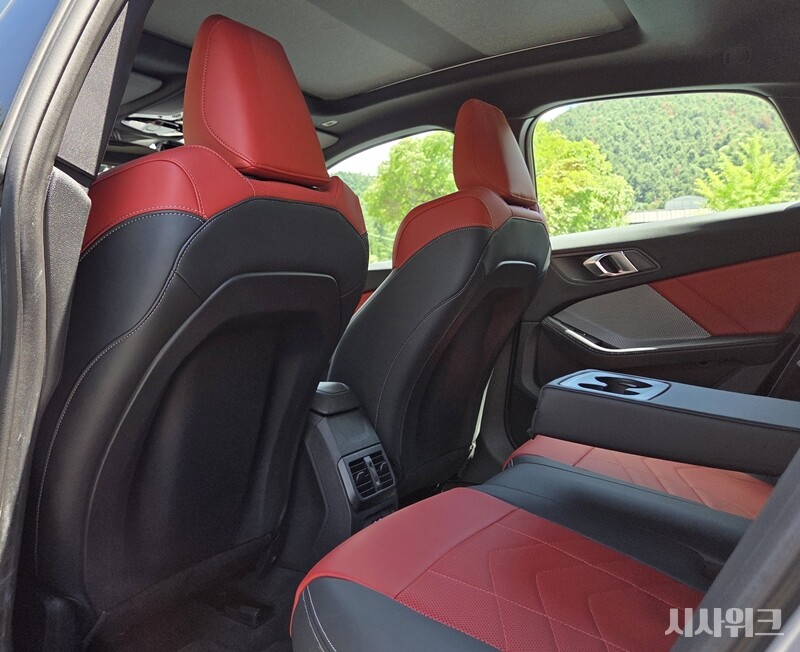 BMW M235 x드라이브 그란쿠페 2열 공간은 좁게 보이긴 하지만 실제로는 성인 남성이 탑승할 수 있는 공간을 확보했다. 파노라마 선루프도 탑재돼 날이 좋을 때는 개방하고 드라이빙을 즐기면 만족도가 높을 것으로 보인다. / 가평=제갈민 기자