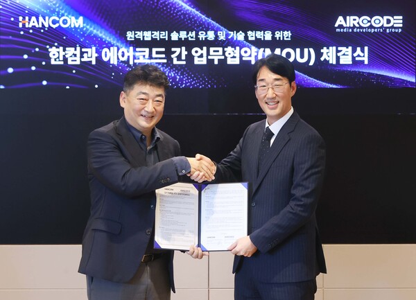 진성식 한컴 전무(사진 왼쪽)와 홍성욱 에어코드 대표가 기념촬영을 하고 있다. [사진: 한컴]