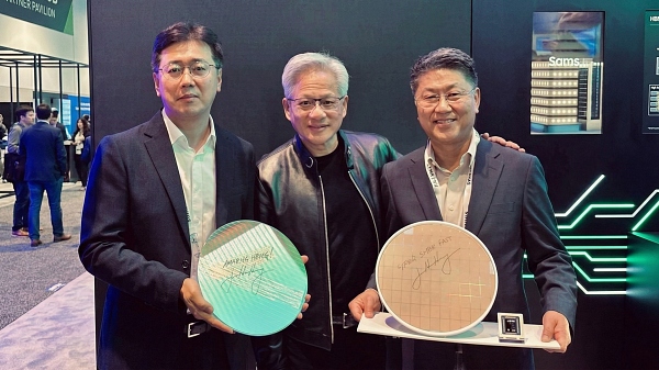 (왼쪽부터) 황상준 삼성전자 메모리개발담당 부사장, 엔비디아 젠슨 황 CEO,  한진만 삼성전자 파운드리 사업부장 사장 [사진: 삼성전자]