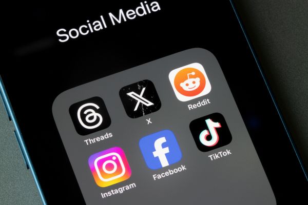 청소년 SNS 규제가 빅테크 강화와 소규모 플랫폼의 진입 장벽 상승으로 이어질 수 있다는 경고가 나왔다. [사진: 셔터스톡]