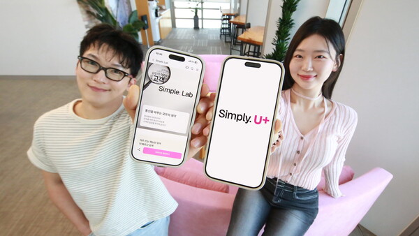 LG유플러스 직원이 고객 참여형 서비스 '심플 랩(Simple. Lab)'을 소개하고 있는 모습. [사진: LG유플러스] 