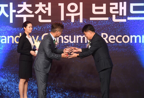  김의현 KT엠모바일 대표(오른쪽)가 지난 28일 서울 중구 더 플라자 호텔에서 열린 ‘2026 소비자추천 1위 브랜드’ 시상식에서 알뜰폰 부문 대상을 수상하고 있다.