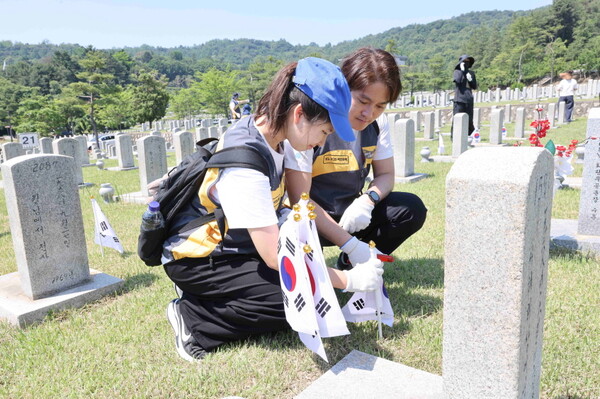 지난달 30일 호국보훈의 달을 맞아 국립서울현충원에서 열린 묘역관리 봉사활동에 참여한 KB국민은행 임직원 및 가족들이 단체 기념촬영을 하고 있다. [사진: KB국민은행]