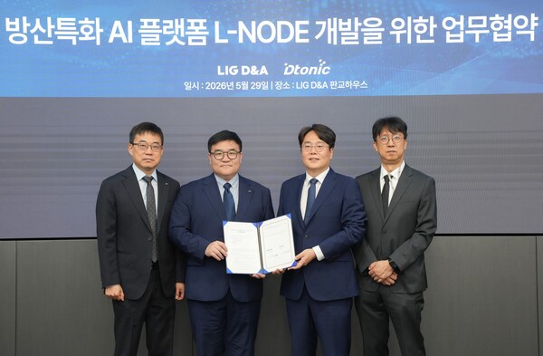 디토닉과 LIG D&A 주요 인사들이 엽무협약(MOU) 체결 후 기념사진을 촬영하고 있는 모습. 사지 왼쪽부터 LIG D&A 김진훈 CCO, 이승영 CTO, 디토닉 전용주 대표이사, 권진만 부사장. [사진: 디토닉]