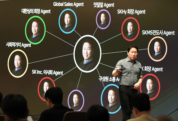 최태원 SK그룹 회장이 13일 경기 이천시 SKMS 연구소에서 열린 ‘2026 New 이천포럼’에서 '1인 1에이전트' 도입에 대한 발언을 하고 있다. /사진=SK그룹