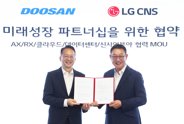 지난 18일 양사의 업무협약식이 끝나고 두산 유승우 사장(왼쪽)이 LG CNS 현신균 사장과 기념사진을 촬영하고 있다. /두산