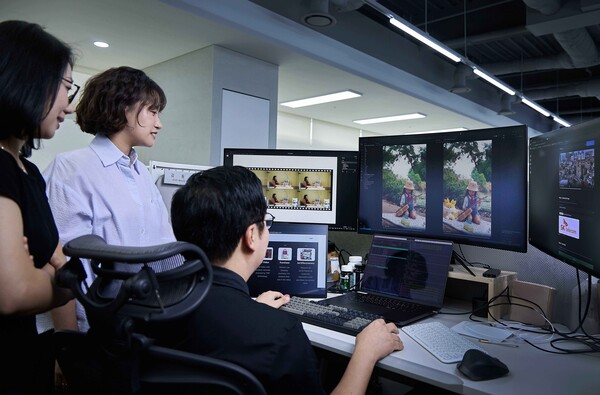 논문을 작성한 SKT 구성원들이 '인서트애니웨어'를 연구 중인 모습. [사진=SKT] (포인트경제)