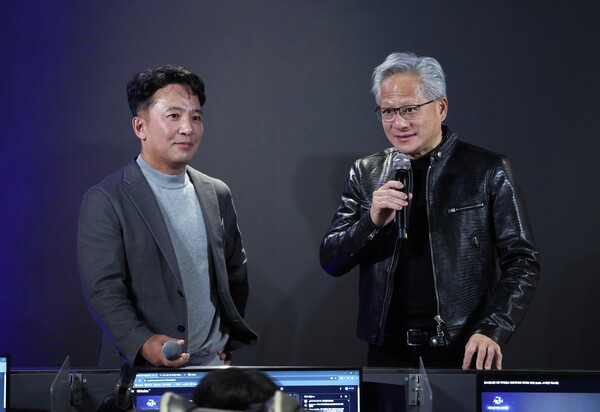 엔씨 김택진 대표(왼쪽)와 엔비디아(NVIDIA) 창업자이자 CEO인 젠슨 황(오른쪽)이 글로벌 파트너십 25주년을 기념해 한국 게이머들이 모인 PC방에서 깜짝 만남을 가졌다. [사진=엔씨] (포인트경제)