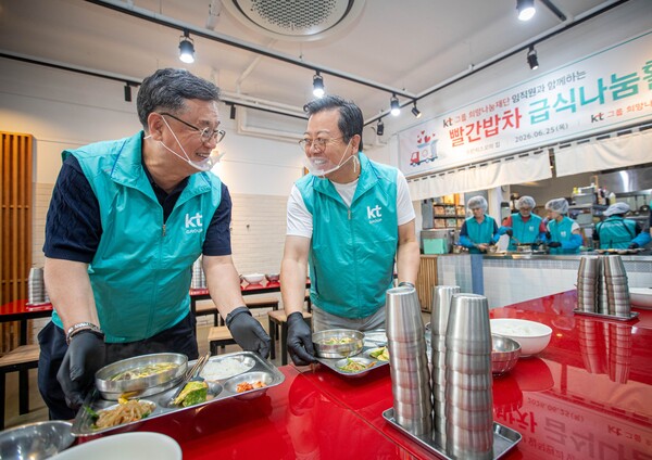 KT그룹 희망나눔재단 임종택 이사장(왼쪽)과 '사랑,해 빨간밥차' 홍보대사 배우 이기영 씨가 식사를 배식하는 모습. [사진=KT] (포인트경제)