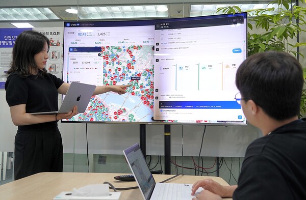 AI 관제·진단 에이전트 'C-One'을 통해 네트워크 품질을 모니터링 중인 SK브로드밴드 구성원들의 모습. [사진=SK브로드밴드] (포인트경제)