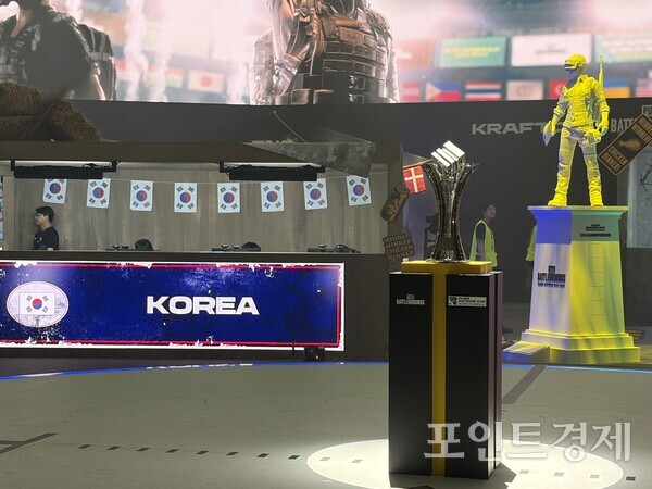 한국 대표팀 부스와 'PNC 2026 그랜드 파이널' 우승트로피. (포인트경제)