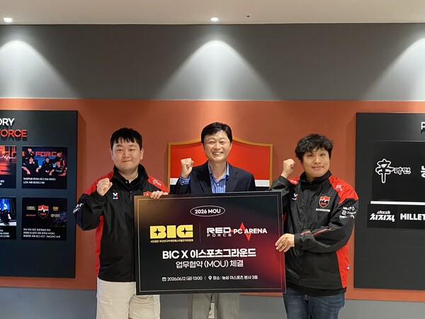 BIC 조직위가 12일 레드포스 PC방과 'BIC 2026' 개최를 위한 업무협약을 맺었다. (왼쪽부터)이스포츠그라운드 오지환 공동대표, BIC 주성필 조직위원장, 이스포츠그라운드 서희원 공동대표. /BIC조직위원회 (포인트경제)