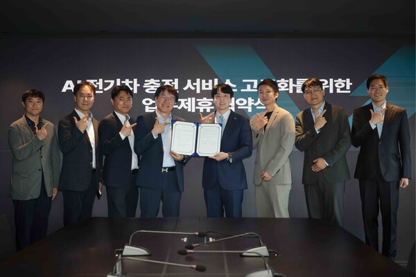 채비 최영훈 대표, KT 이승호 본부장을 비롯한 채비와 KT의 임직원들이 기념 촬영을 하고 있다
