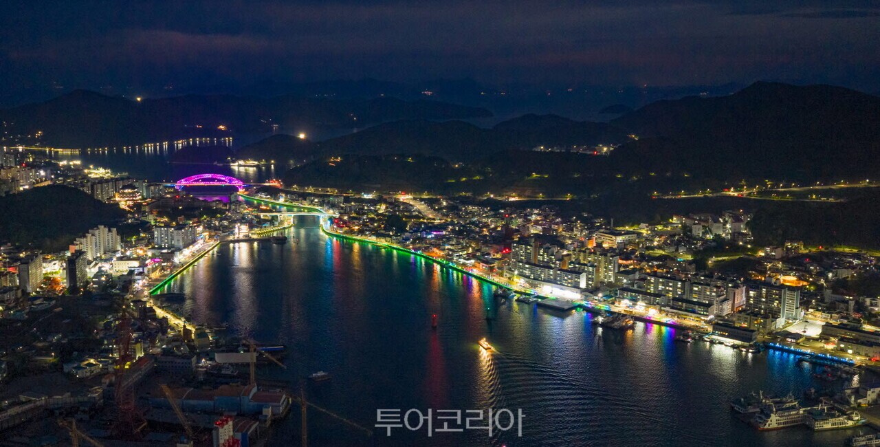 빛으로 물든 통영항  / 사진-통영시