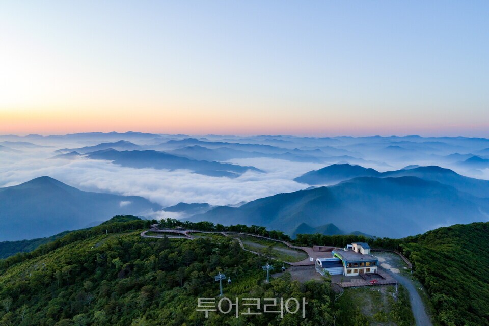 가리왕산 케이블카는 오는 7월 31일까지 생태복원 공사로 임시휴장한다. 가리왕산케이블카 상부 정거장/사진=정선군