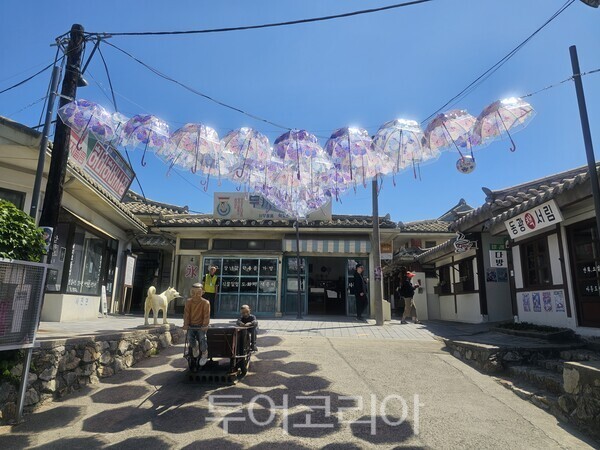 2026 장생포 수국축제를 앞두고 새롭게 선보이는 '수국우산 포토존'./사진-울산 남구