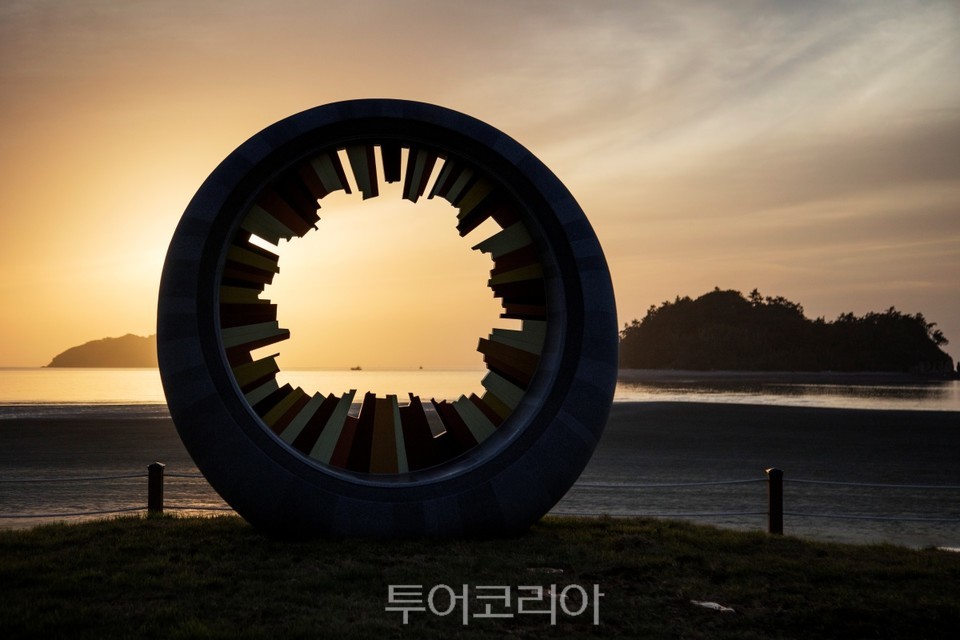신안 자은 둔장해변 천도천색길 해사랑길포토조형물 일몰 /사진- 신안군 /사진- 신안군