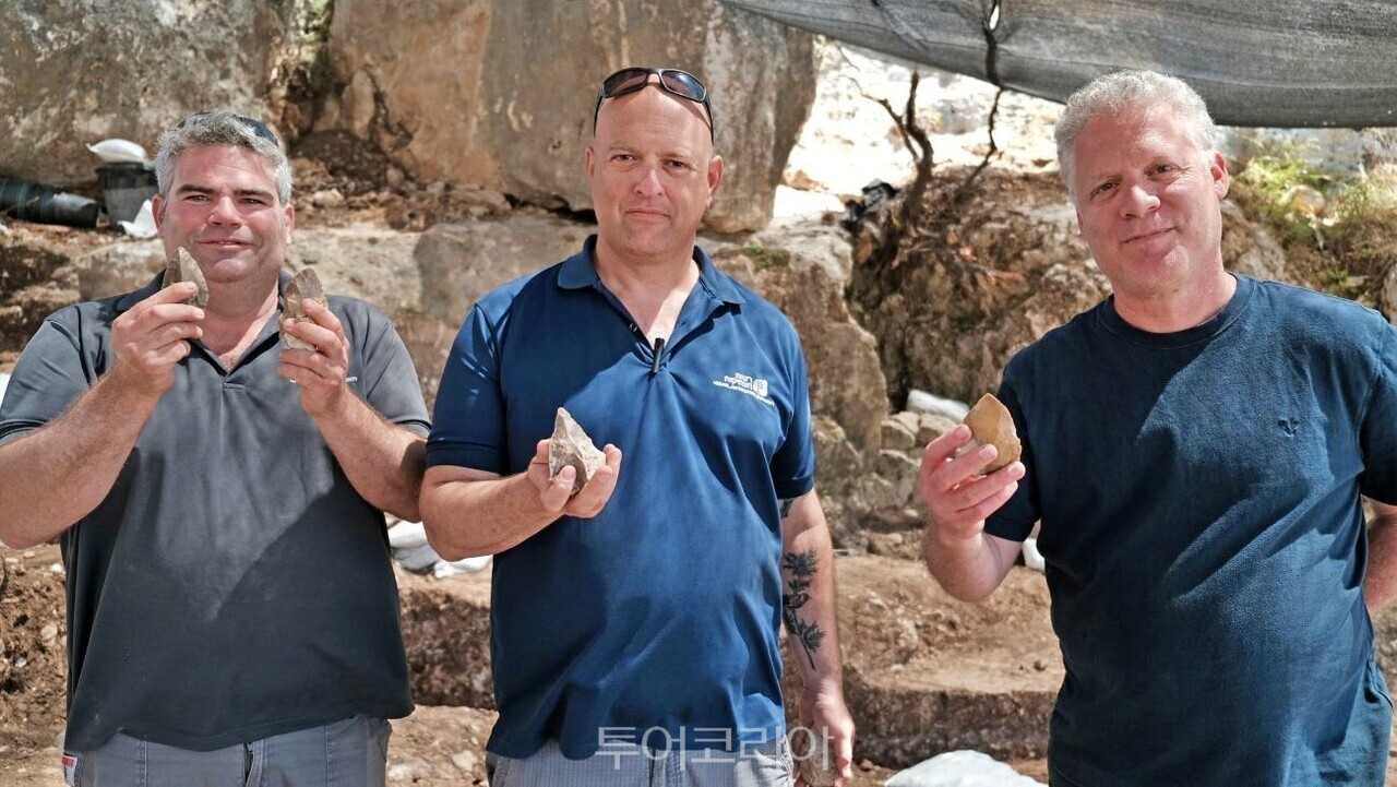 3 고대 선사시대동굴 발굴 담당자 오른쪽부터_ 하이파 대학교 론 시멜미츠 교수, 이스라엘 고대유물청 코비 바르디 박사, 아미트 가바이 연구원/사진 제공- 에밀 알라젬, IAA