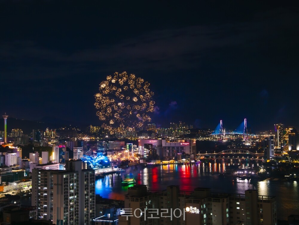 천마산에서 바라본 부산항 야경. 부산타워와 부산항대교, 도심 불빛이 한눈에 들어와 야경 투어 코스로 인기가 높다. / 사진=에어비앤비
